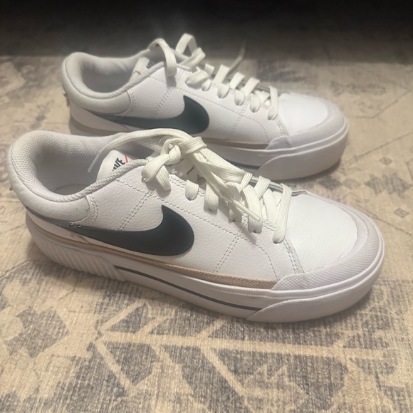Nike Sneakers Women’s size 7.5 - Picture 2 of 3